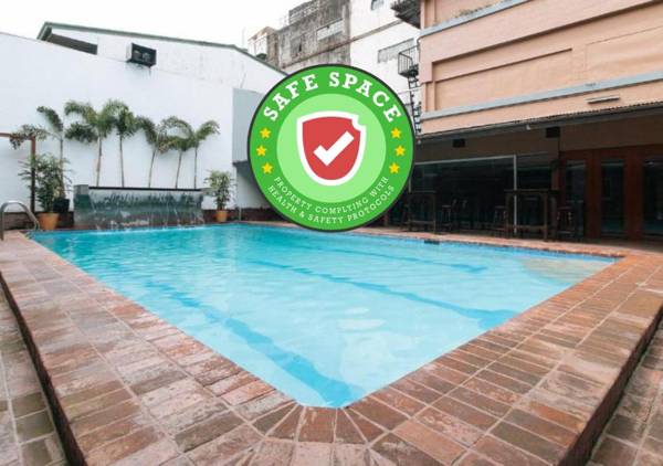 RedDoorz Premium at Arzo Hotel Manila - Vaccinated Staff