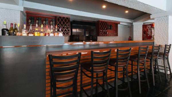 RedDoorz Premium at Arzo Hotel Manila - Vaccinated Staff