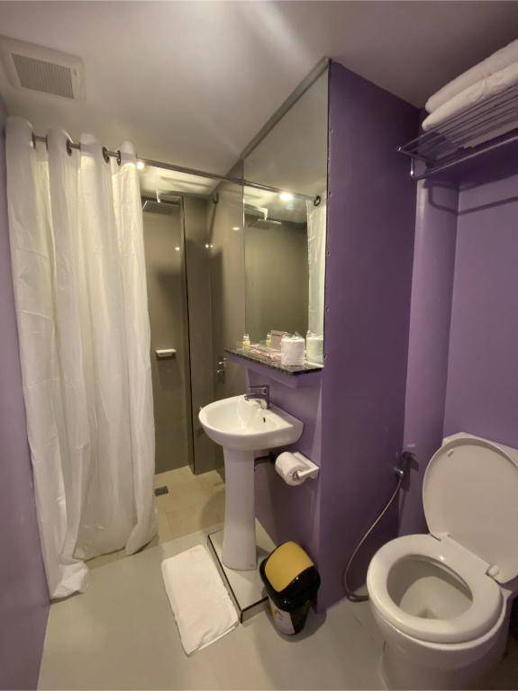 Vaccinated Staff - Capital O 820 Guijo Suites Makati