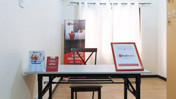 RedDoorz @ Malibu Room BF International Las Pinas