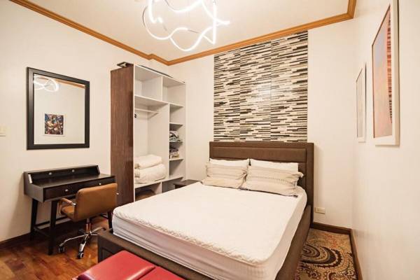 Workspace - Luxury Mosaic Greenbelt Makati One Bedroom/Netflix