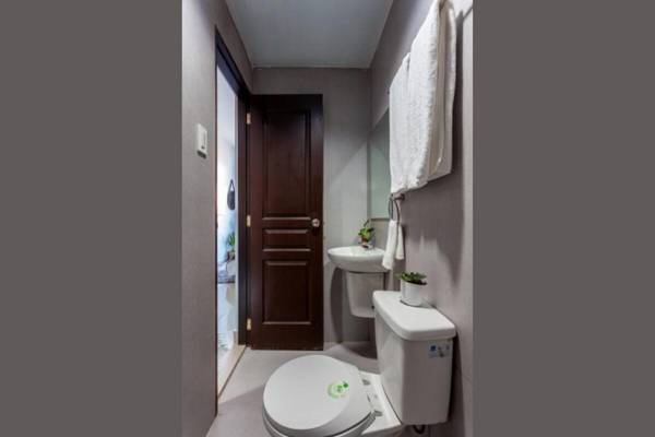 Eco-Friendly Studio with Patio and Plants