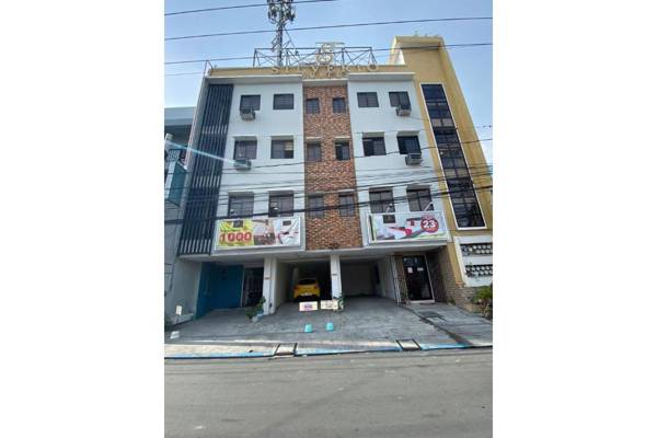 OYO 896 Silverio Suites