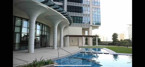 BGC condo Uptown Parksuites w/ FREE parking