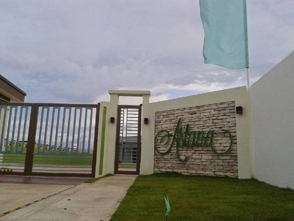 Haus of Emerald by JeYo