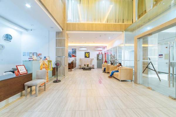 RedDoorz Plus near Gaisano Mall Kalibo - Vaccinated Staff