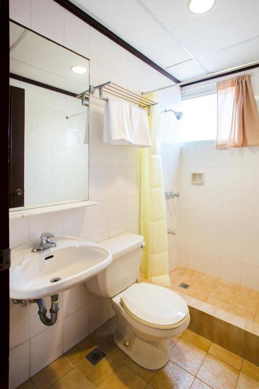 Vaccinated Staff - OYO 414 Humberto's Hotel