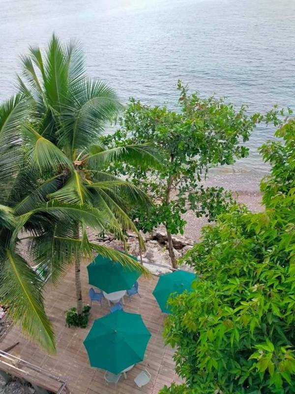 Oceanfront unit free breakfastlunchdinner for4.