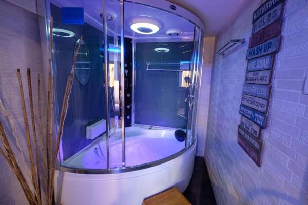 CLOCKWORKORANGE Luxury Suites with Netflix