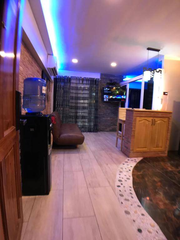 CLOCKWORKORANGE Luxury Suites with Netflix