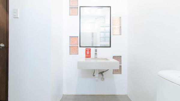 RedDoorz @ EL Runway Hotel Bulacan