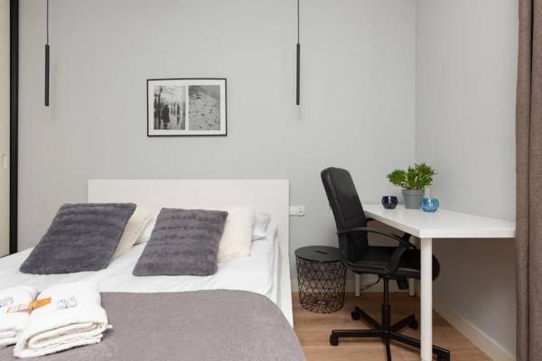 Workspace - Mokotów Bluszcz Apartment by Renters