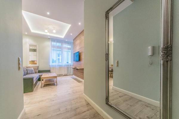 House Managers - Monte 49