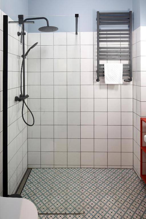 Red & Blue by OneApartments