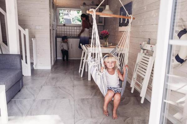 MARYNARSKIE DOMKI przy placu zabaw