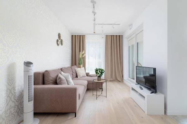 Apartment with Balcony & Parking Mogilska by Renters Prestige