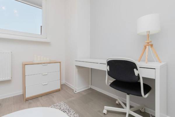 Workspace - Apartments Millenium Gdańsk by Renters