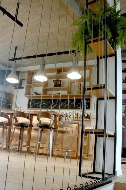 Salon Win Wine Bar & Apartments