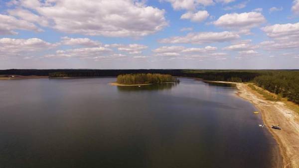 Dom na wzgórzu z widokiem na jezioro