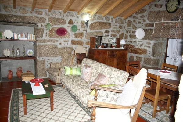 4 bedrooms house with furnished terrace and wifi at Nogueira