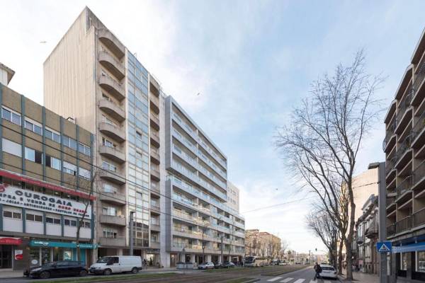 LovelyStay - 1BR Flat with Stunning Views over Porto