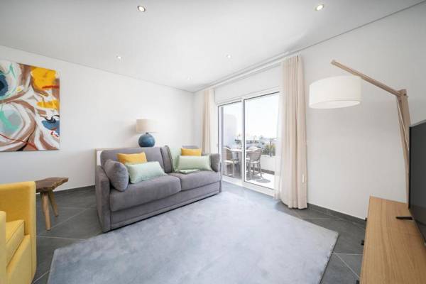 Modern Stylish 2 Bedroom Apartment Close to Amenities Cabanas