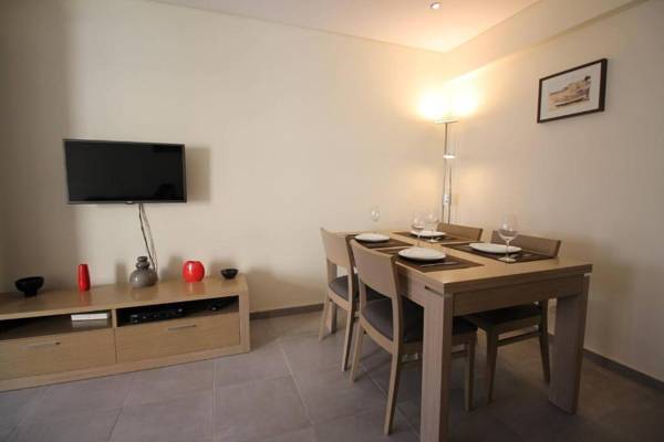 Appt The Feet In The Water - 100m From The Beach