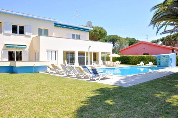 A charming cosy atmosphere greets you at this impressive villa located in...