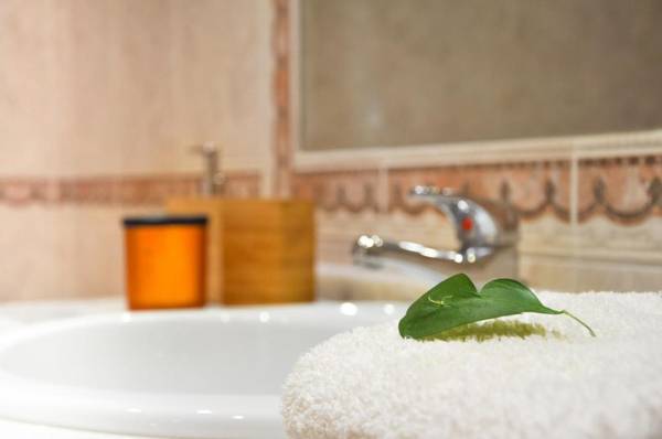 LovelyStay - 2BR Modern Pool Access Close to Marina & Beach