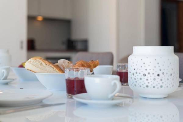 LovelyStay - Casas Brancas - Modern Apartment with Balcony & free private parking
