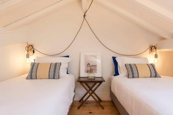 LovelyStay - Top Floor Balcony Apartment