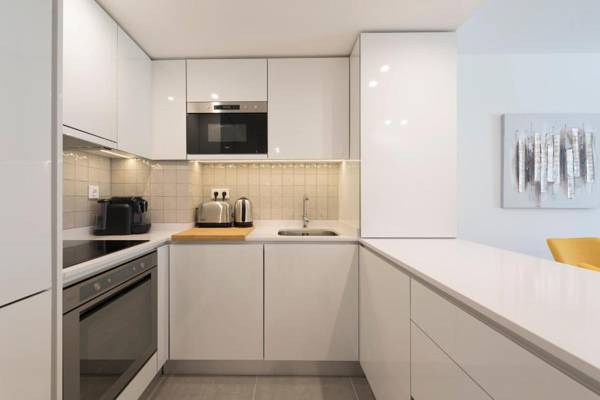 LovelyStay - Downtown Balcony Apartment with Free Parking