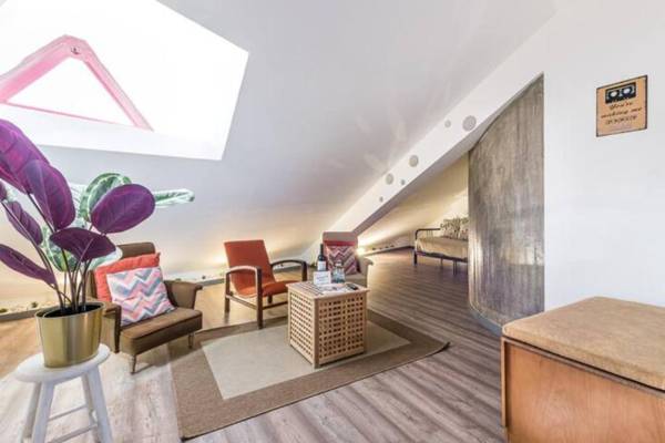 GuestReady - Red Stripes