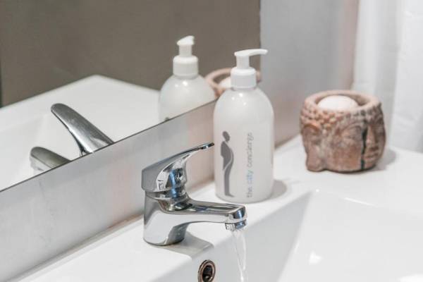 GuestReady - Red Stripes