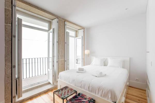 Flux Art Studio w/ AC & Balcony by LovelyStay