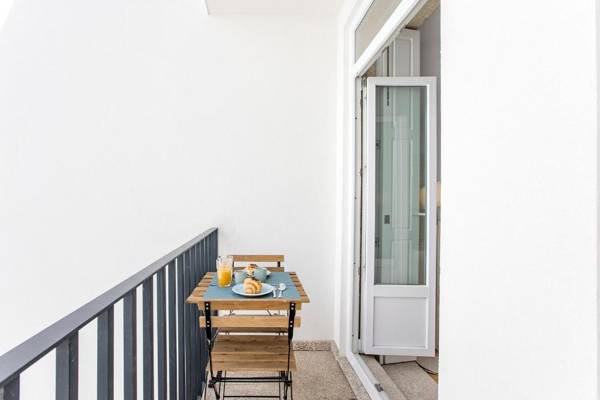 Flux Art Studio w/ AC & Balcony by LovelyStay