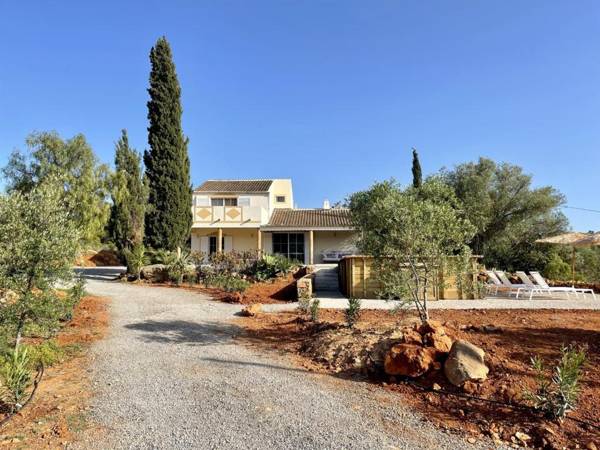 Casa Colinas Roxas by Portucasa