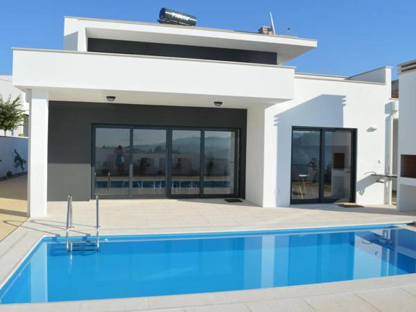 Modern villa with private swimming pool near Nazaré