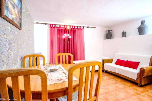 One bedroom appartement with shared pool enclosed garden and wifi at Monchique