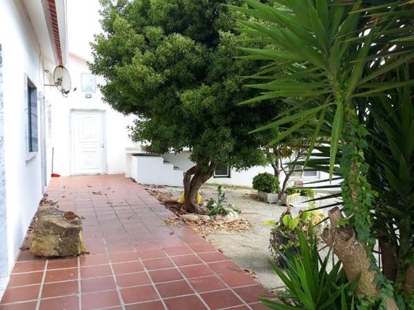 3 bedrooms house with furnished garden and wifi at Encarnacao 1 km away from the beach