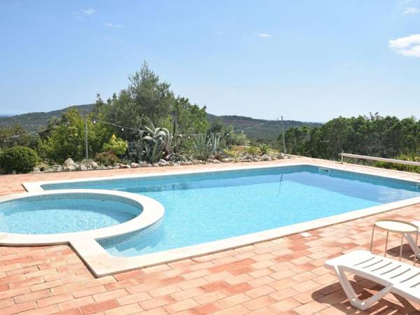 Delightful authentic Quinta with swimming pool close to beach and towns
