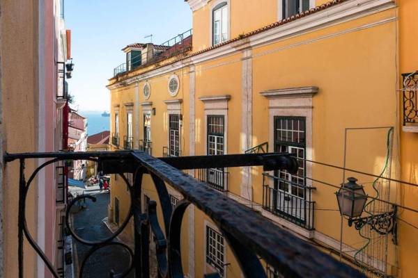 Alfama's Flat with a National Pantheon view