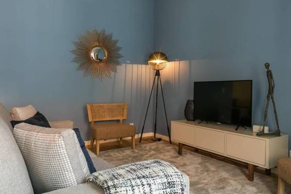 Very central and cool 2 bed apartment with balcony & parking 77 by Lisbonne Collection