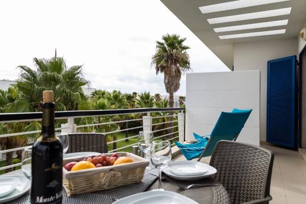 B06 - Top-Floor Marina Club 2 bed Apartment.