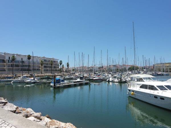 B06 - Top-Floor Marina Club 2 bed Apartment.