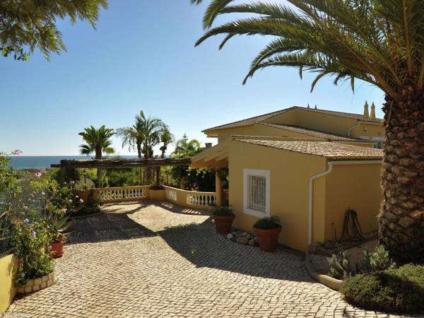 Semi-detached Villa with 1 Bedroom located near Meia Praia beach - Lagos