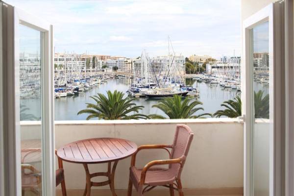 Lagos Main Avenue studio with Marina view balcony