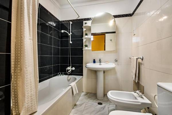 Villa Cabrita Superb location large villa walk to restaurants supermarkets beach