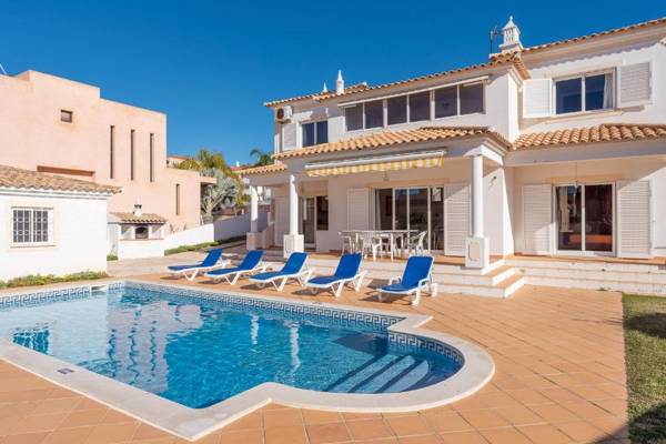 Villa Guita - Incredible location Galé short walk to beach restaurants shops