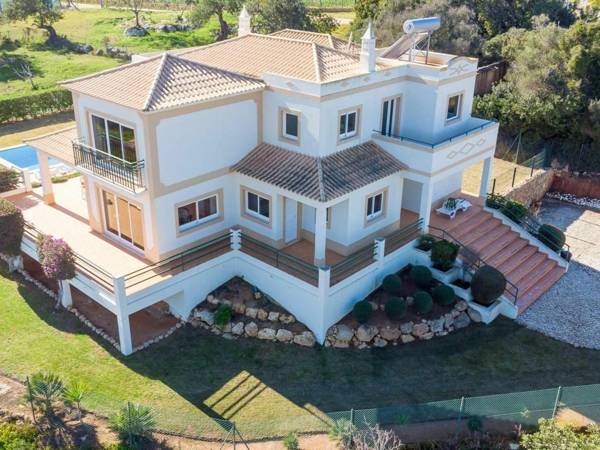 Spacious holiday home with swimming pool in the village of Albufeira